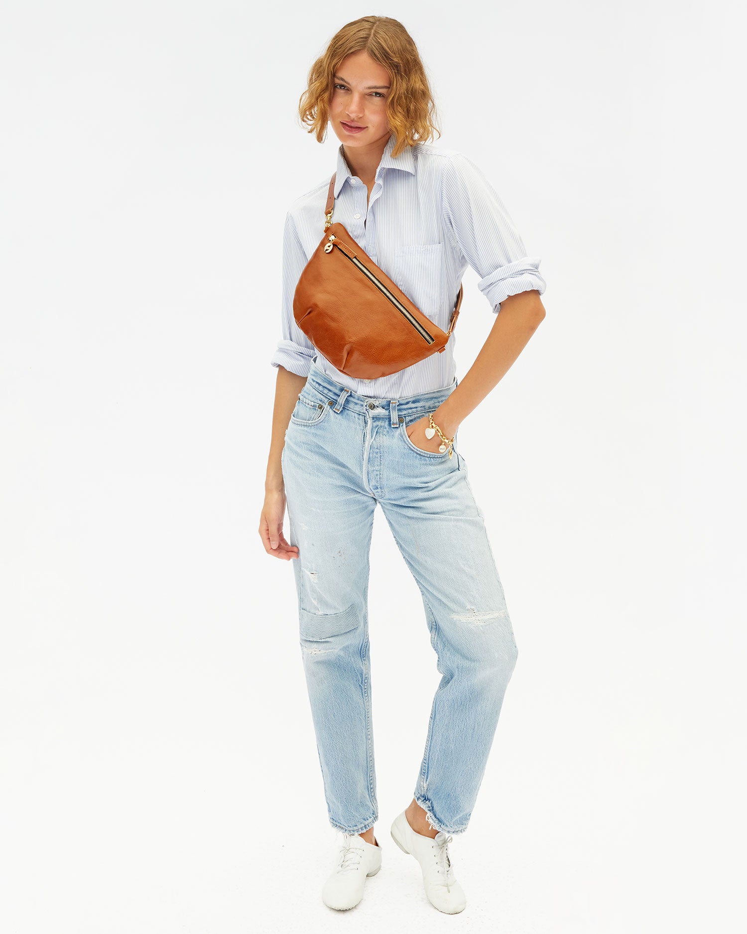 Florencia wears the Miel Grande Fanny across her body
