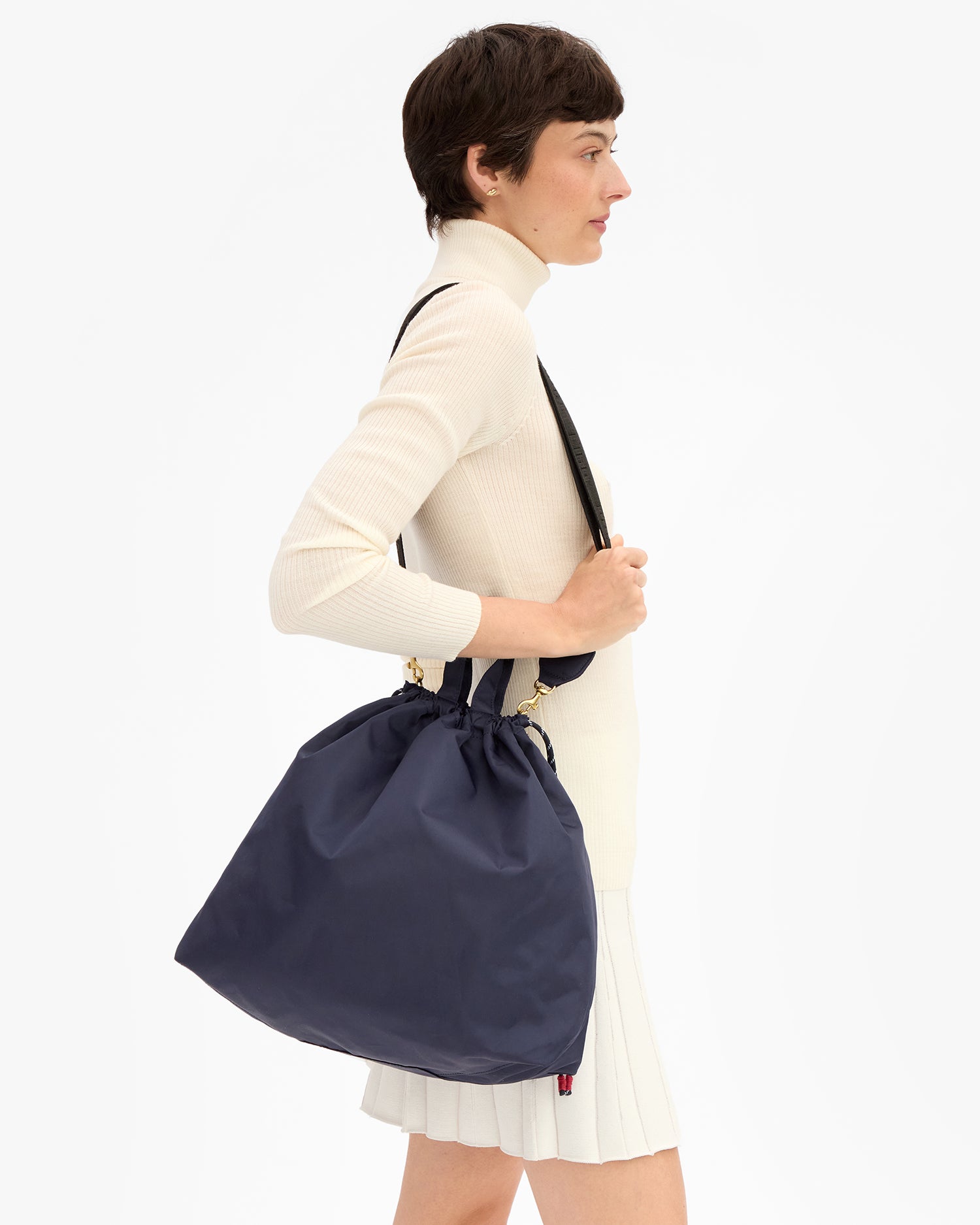 Nike wears Sac Tout in Navy Recycled Nylon on her shoulder