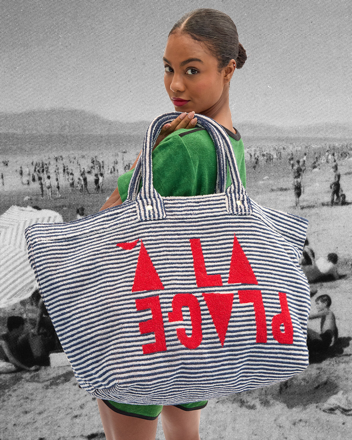 Model carrying the La Plage Tote.